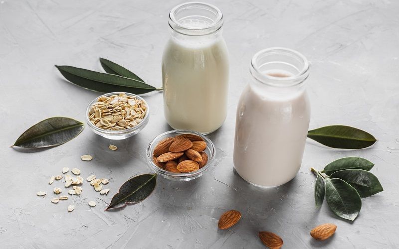 Потребление альтернативного молока в России достигло 5,9 тыс. тонн, лидирует кокосовый вкус