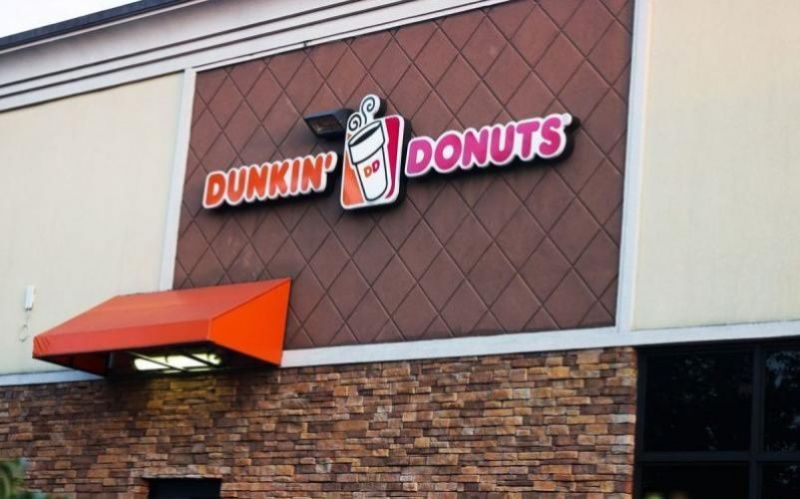 Dunkin' присоединяется к Starbucks: отмена доплаты за немолочное молоко по всей стране