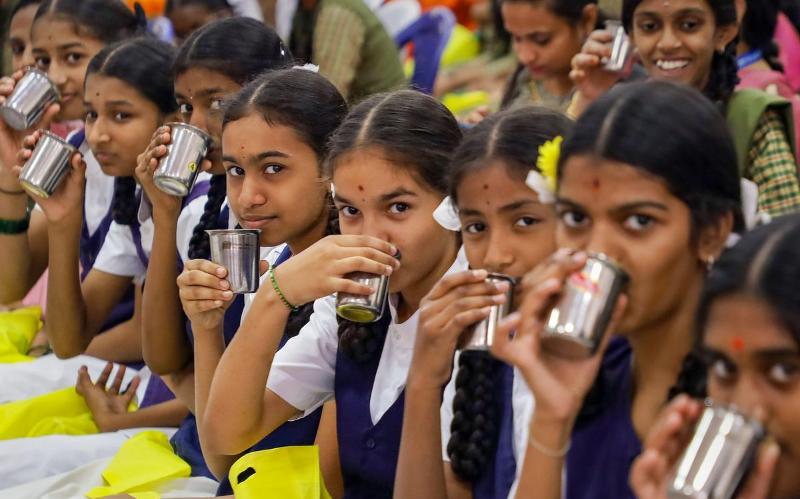 Plan de Telangana para adquirir leche de Karnataka para el programa de nutrición escolar