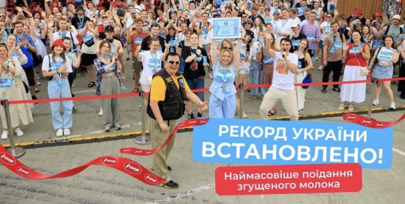 В Украине установили рекорд по массовому поеданию сгущенного молока