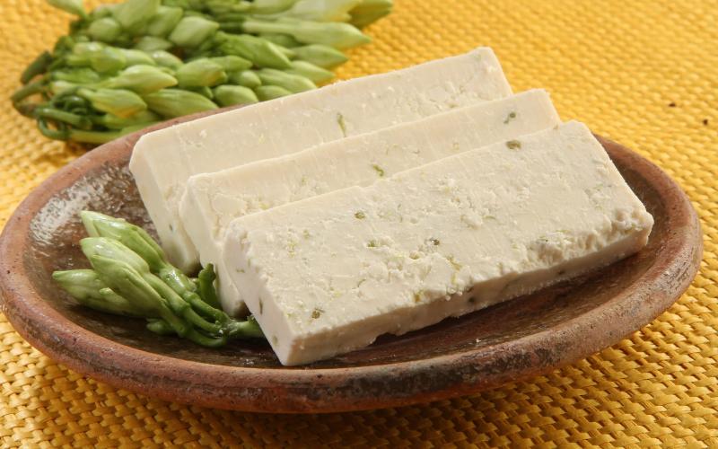 El Salvador mantiene los precios mayoristas del quesillo y el queso duro