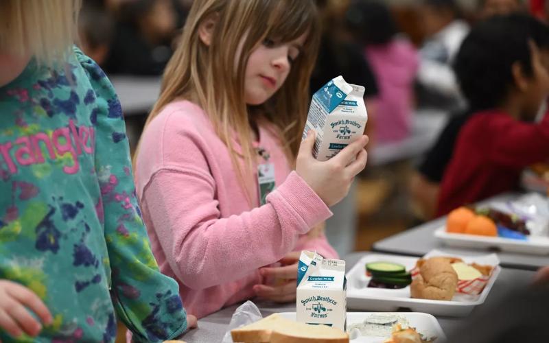 Cambio en las Normas Federales Reintroduce Leche Entera en las Escuelas Públicas de Cheney