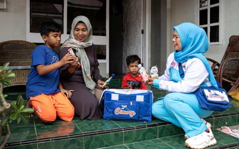 ADB-Backed Initiative Boosts Dairy Sales and Women's Income in Indonesia