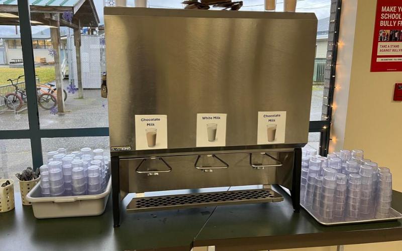 Yeni Taşınabilir Süt Dağıtıcısı Okullarda Süt Tüketimini Devrimleştiriyor