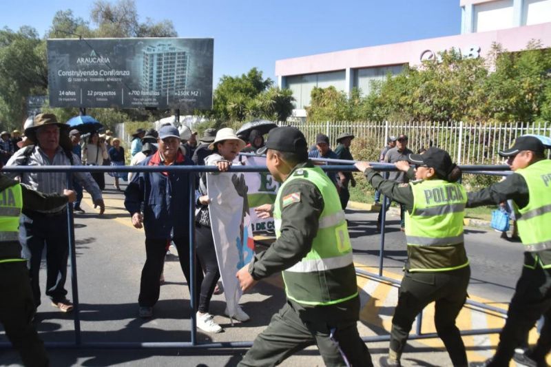 Bolivian Dairy Farmers Demand End to Prolonged Road Blockades