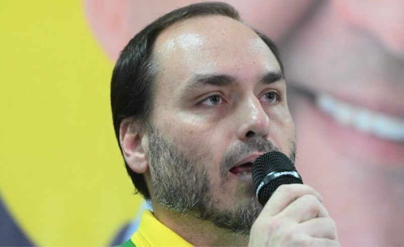 Carlos Bolsonaro presiona para investigar las importaciones de leche desde Argentina