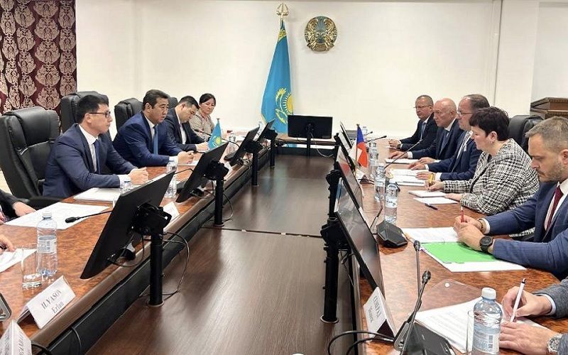 Айдарбек Сапаров рассказал главе Минсельхоза Чехии о финансировании молочно-товарных ферм в РК 
