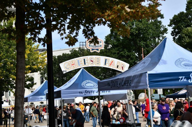 Wisconsin peynir üreticileri Madison'da yer alan Cheese Fair Off the Square'a katıldı