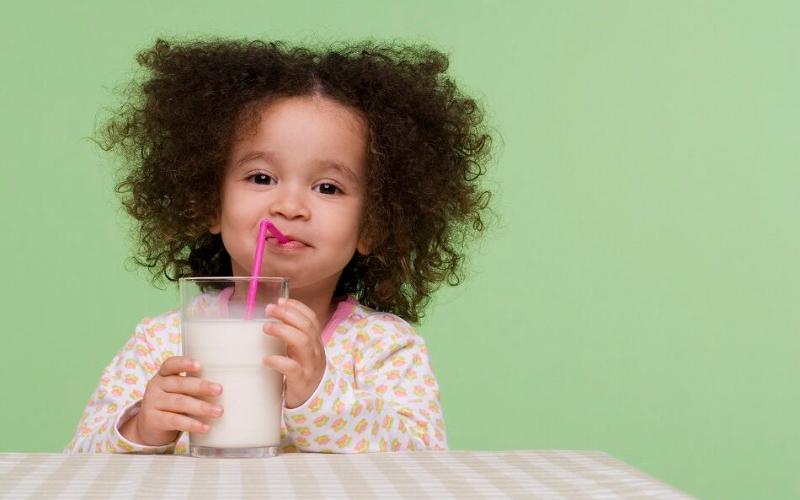 El estudio vincula el consumo de leche entera con un menor riesgo de obesidad infantil