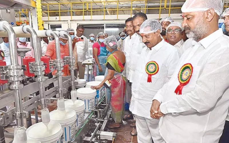Bandi Sanjay, Karimnagar'da 90,7 Crore Değerinde Otomatik Yoğurt Tesisini Açtı