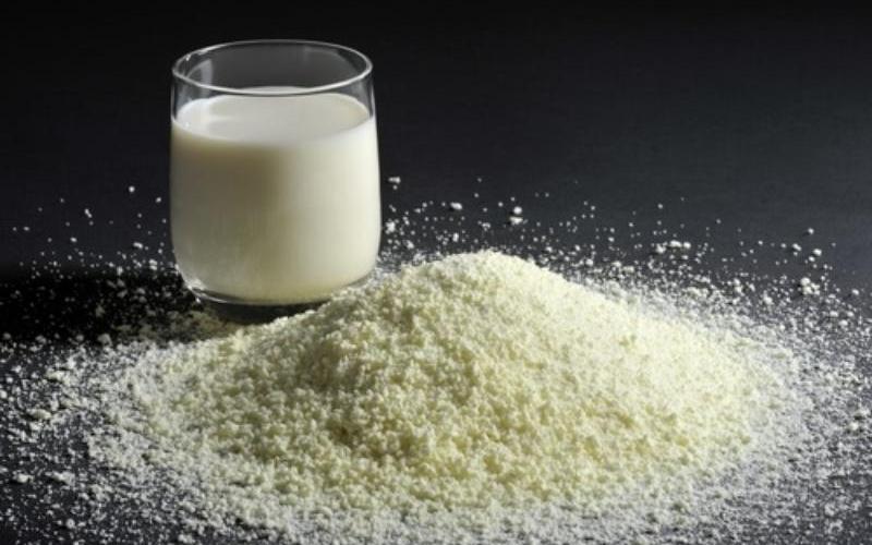 Fonterra mantiene la previsión del precio de la leche a pesar de los desafíos en la cadena de suministro en Medio Oriente