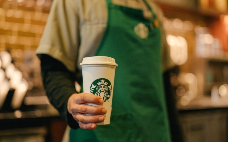 Starbucks и Huhtamaki тестируют компостируемые стаканчики для сокращения пластиковых отходов