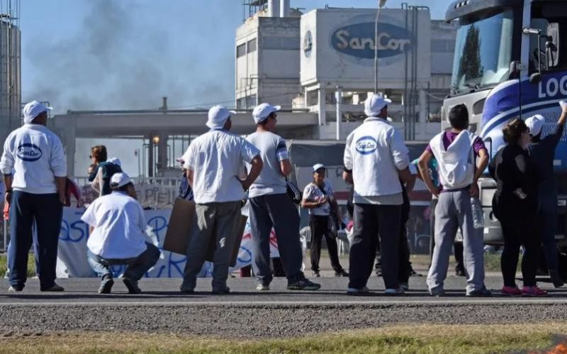 SanCor İşçileri, Maaş Anlaşmazlıkları Nedeniyle İflasa Zorluyor
