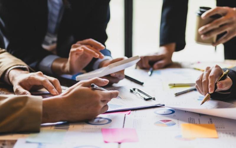 صناعة الألبان الإسبانية تتوصل إلى اتفاق عمالي للفترة 2025-2028