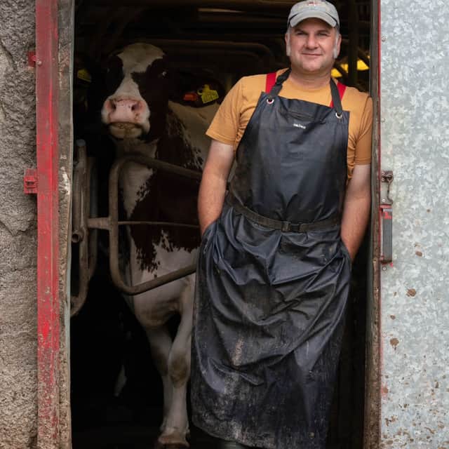 Booths, Strickley Farm'ın organik sütünü Lancashire mağazalarına getirdi
